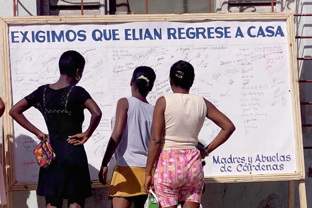 Women look at signatures in Cardenas, Cuba 06 December 1999 of those adv...