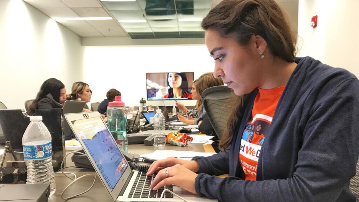Karla Pérez consulta información migratoria en un centro d...