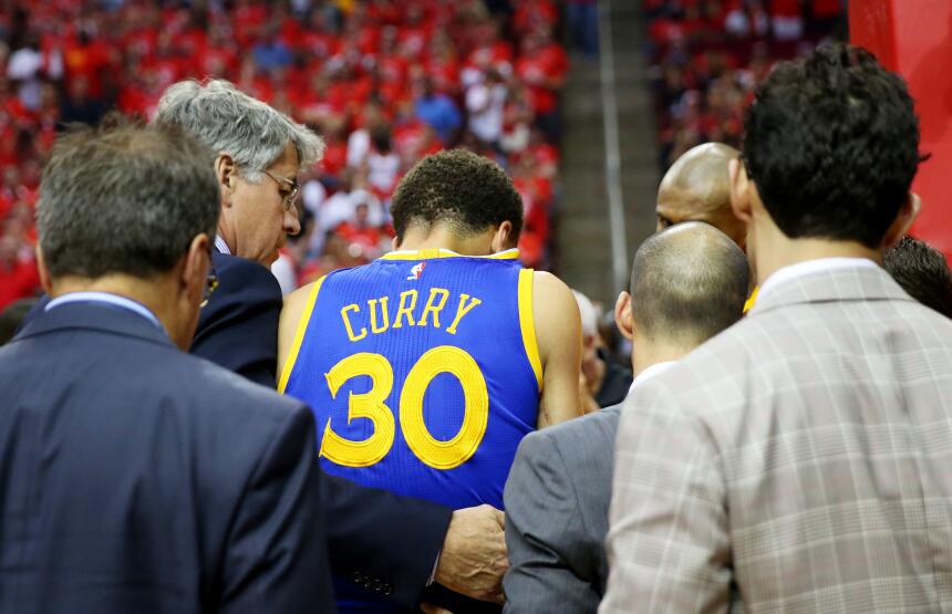 Curry sufrió una aparatosa caída que estuvo a punto de darle un vuelco t...