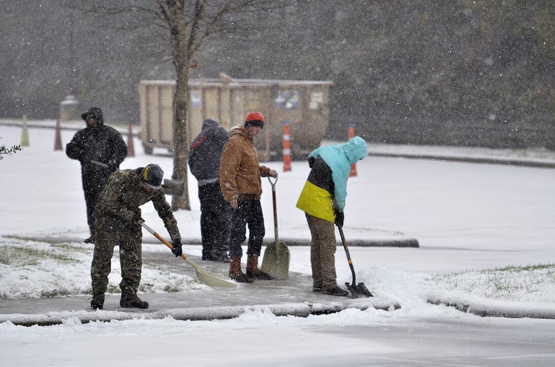 En fotos: la nieve sorprende a los estados del sur y cubre parte de Caro...