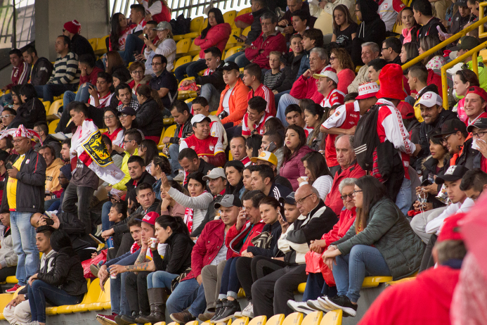 Conoce al hincha colombiano que va al estadio a pesar de ser sordociego...