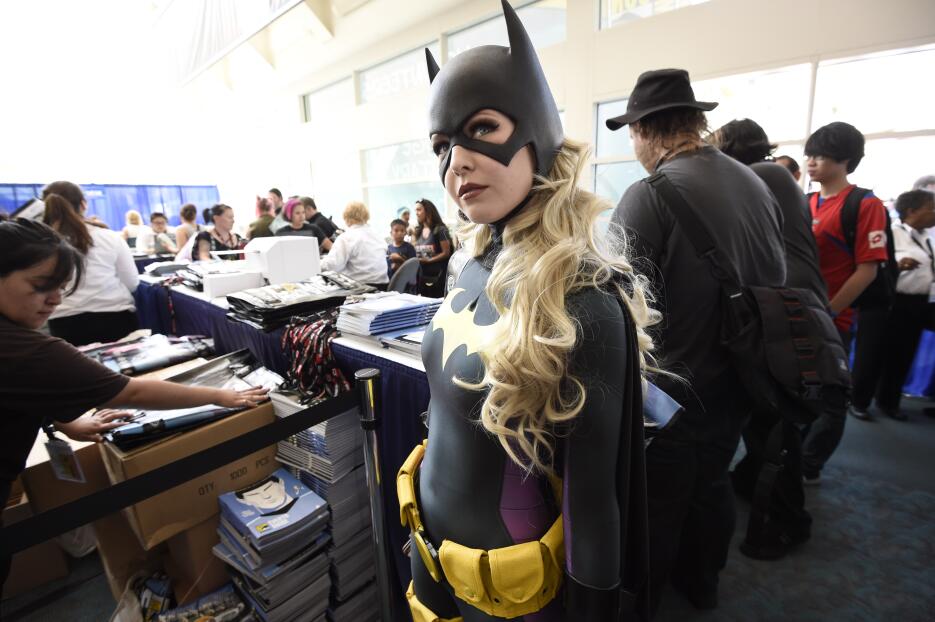 Jessica Chancellor espera en la línea de la Comic-Con disfrazada de Batg...