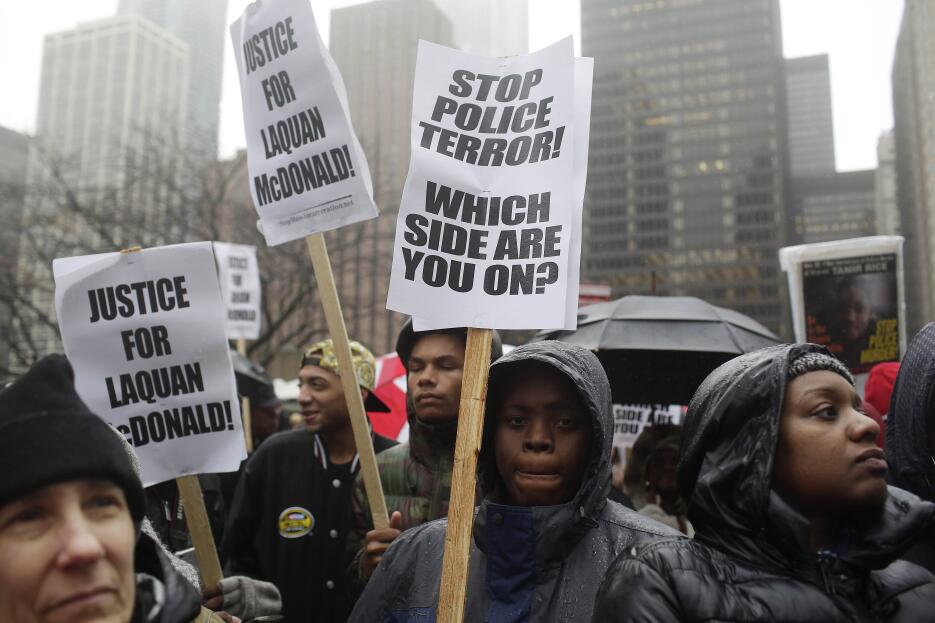 Miles de personas cambiaron los aparadores por las calles de Chicago par...