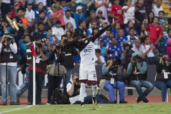 En fotos, Lobos BUAP goleó 3-0 a Cruz Azul en la Liga MX julian-quinone...