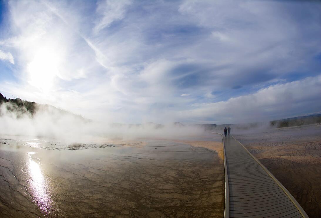 Turistas pasean en un pasean cerca del Geyser Midway en el Parque Nacion...