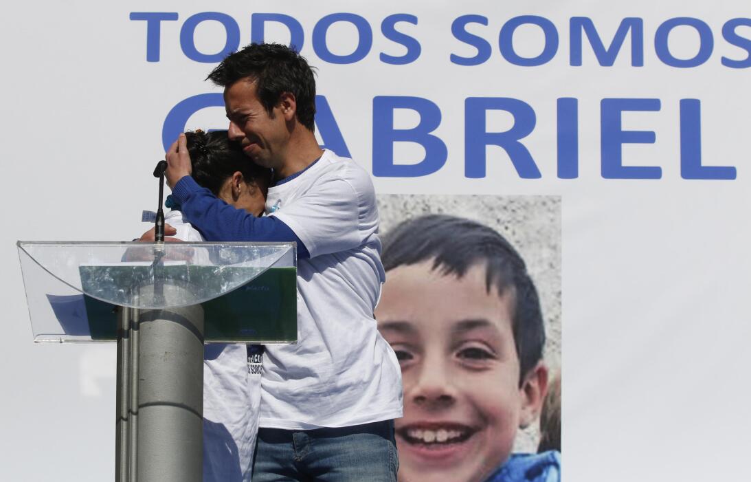 Un abrazo desesperado. Las fuerzas de seguridad encontraron muerto al ni...