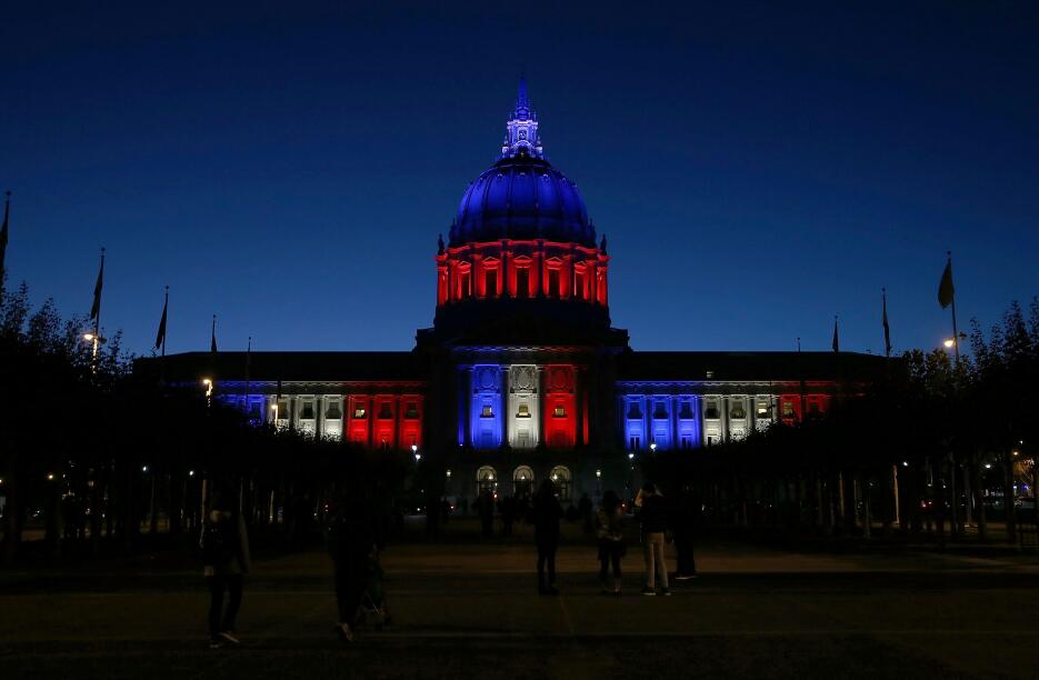 Monumentos se iluminan con los colores de Francia