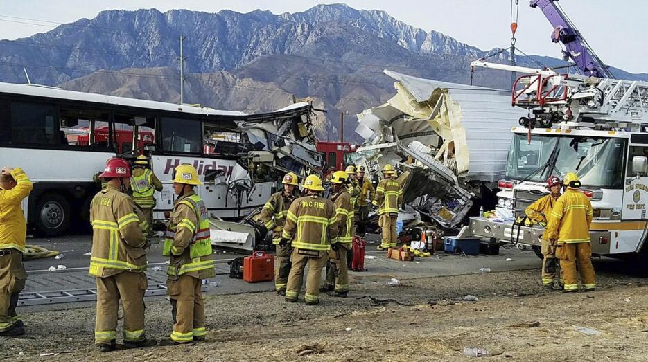 Múltiples muertos y heridos en este accidente de autobús en California.