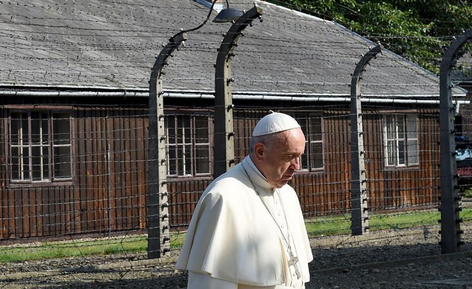 El Papa recorre el campo de concentración de Auschwitz y se reúne con so...