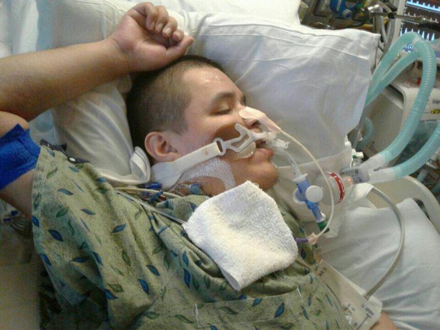Aaron Díaz, fue internado en un hospital hace 16 días a causa de una fue...