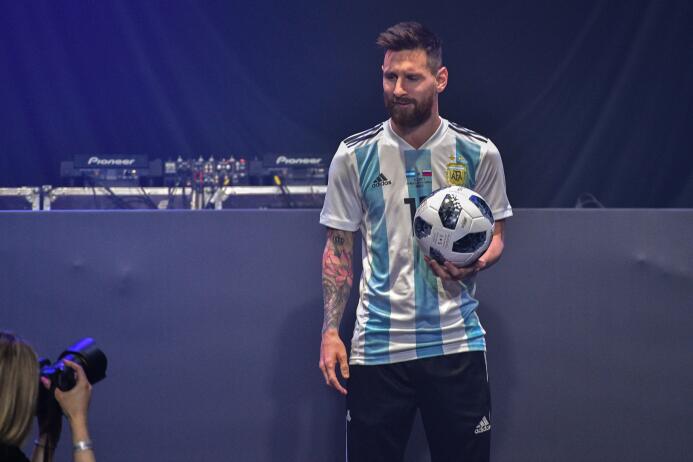 Messi presentó al mundo la pelota Telstar 18 con la que se jugará el Mun...