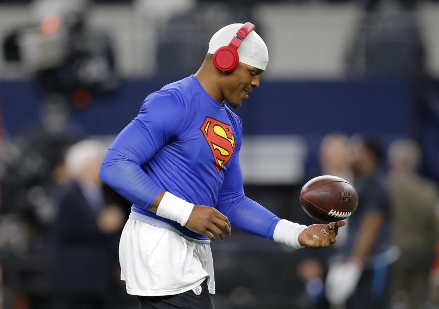 En el calentamiento previo al juego de Thanksgiving entre Panthers y Cow...