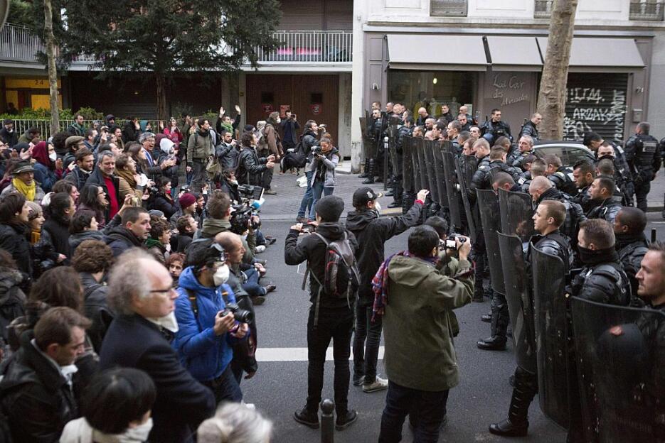 La policía desaloja por la fuerza un instituto de París ocupado por migr...