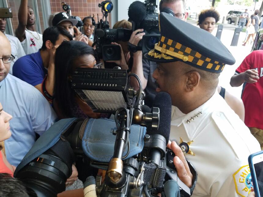 Un grupo de activistas interrumpió a Eddie Johnson, superintendente de l...