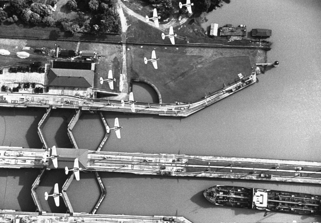 Aviones de guerra sobrevuelan la zona del canal. Para el ejército aliado...