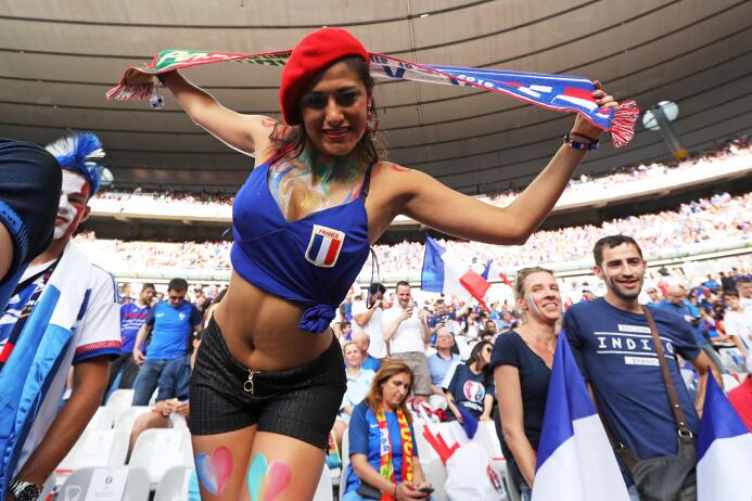 Ellas dieron el toque bello en la final Portugal vs. Francia durante la...