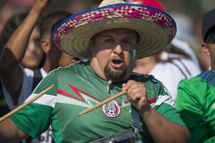 Disfraces, maquillaje, banderas, sombreros e incluso un poco de humor de...