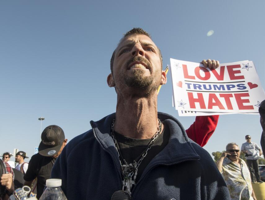 Altercados callejeros en el primer mitin de Trump en California trump-la...