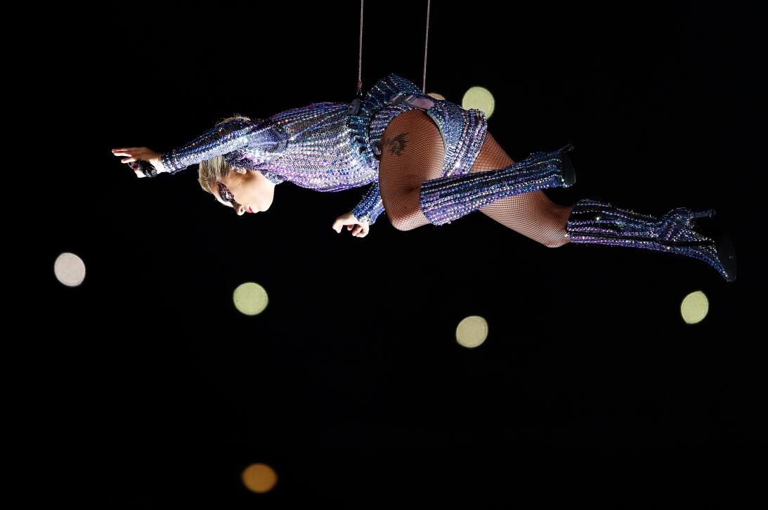 Lady Gaga le 'dio vuelo' al espectáculo de medio tiempo en el Super Bowl...