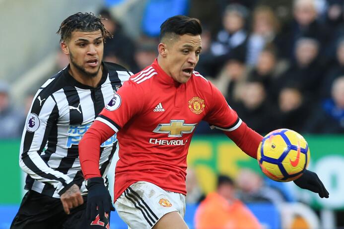 Newcastle sorprende y vence al Manchester United gettyimages-916940580.jpg