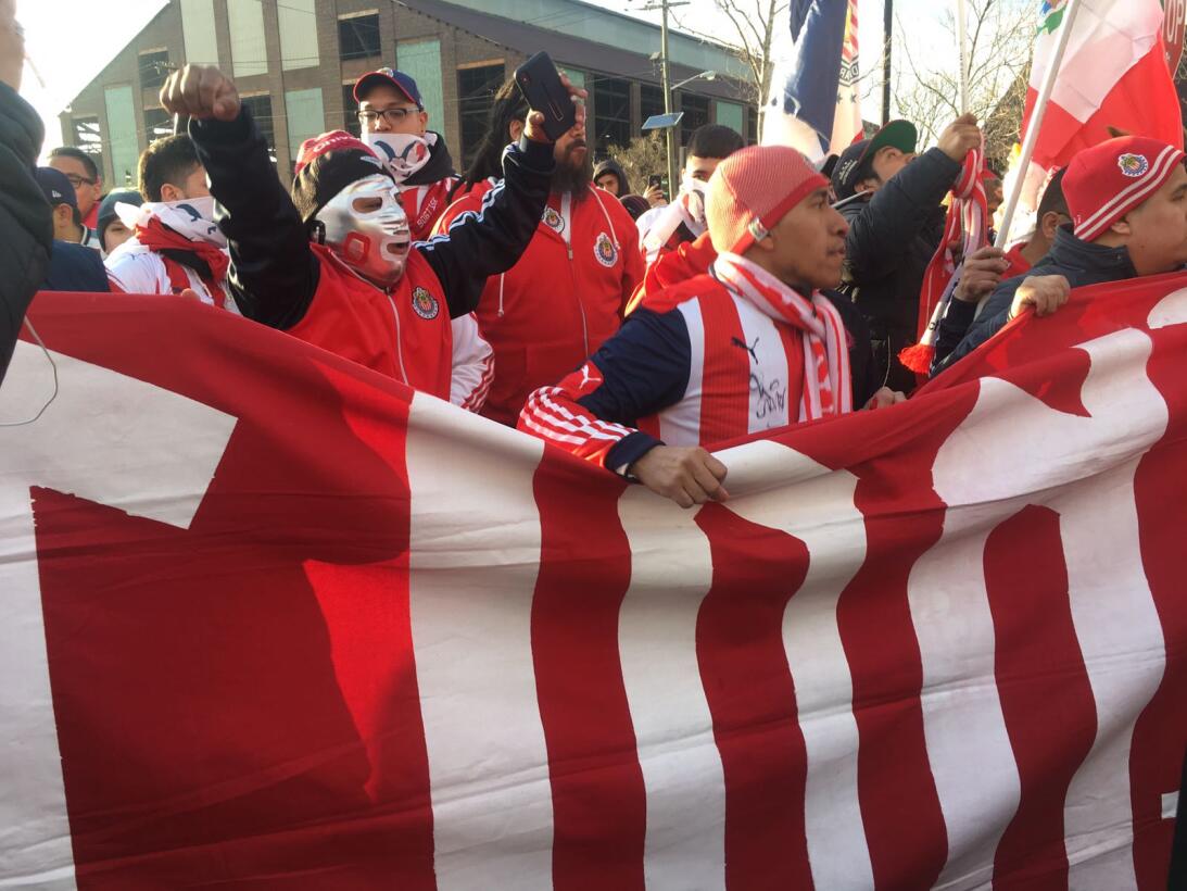 Los fanáticos de las Chivas llegaron hasta New Jersey para acomapañar al...