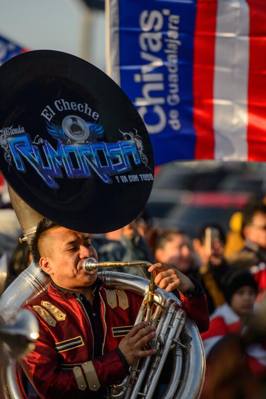 Los fanáticos de las Chivas llegaron hasta New Jersey para acomapañar al...