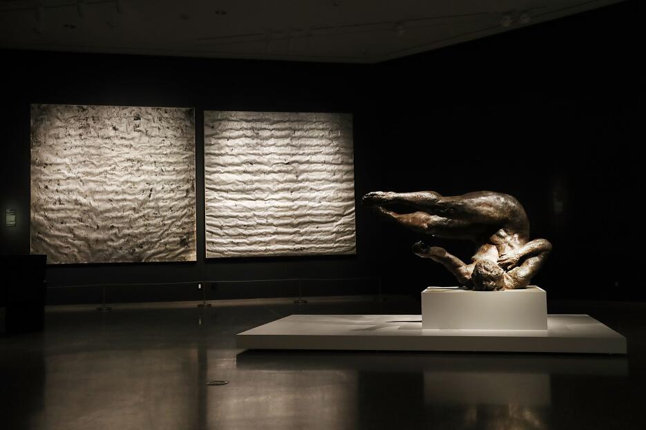 La controversial escultura "Tumbling Woman" del artista Eric F...