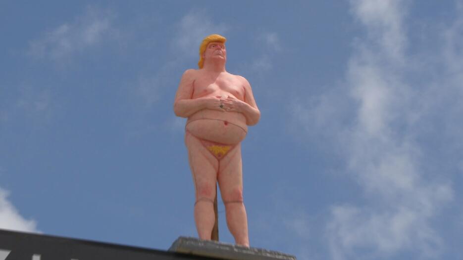 La estatua de Trump desnudo mira desde lo alto el barrio artístico de Wy...
