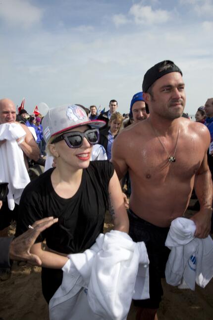Lady Gaga y Taylor Kinney participan en el Chicago Polar Plunge