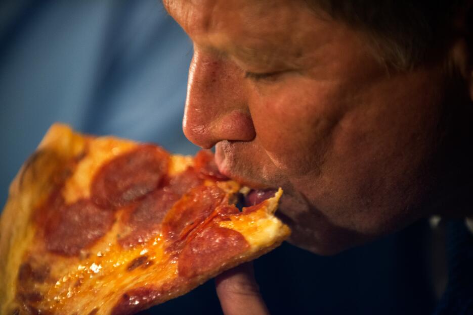 Las estrategia de campaña de John Kasich: comer y comer