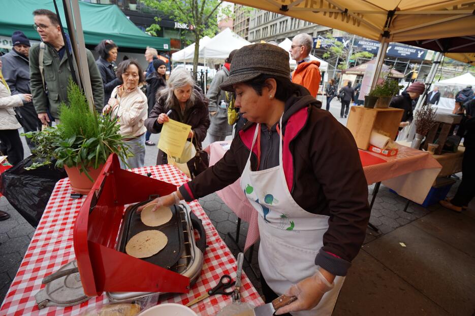 Con tortillas frescas, mexicana celebra el 5 de mayo