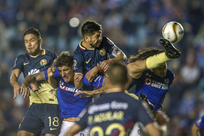 En Fotos: Cruz Azul dejó vivir a un América con nueve hombres 20171123-5...