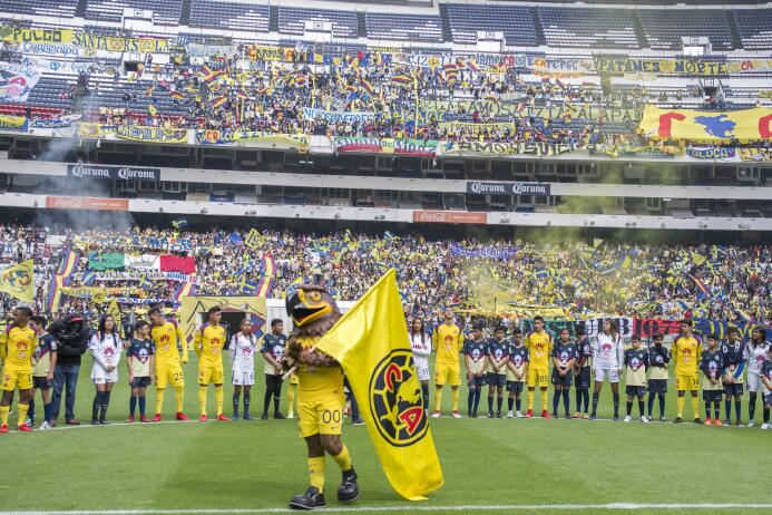 Las Águilas, tanto el equipo varonil y femenil, convivieron con los afic...