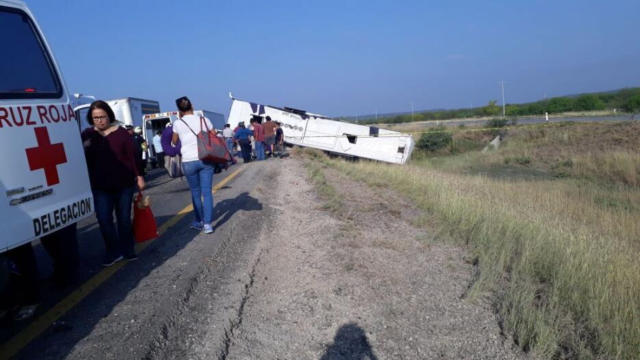 Accidente de autobús de pasajeros que partió de Houston con rumbo a Mont...