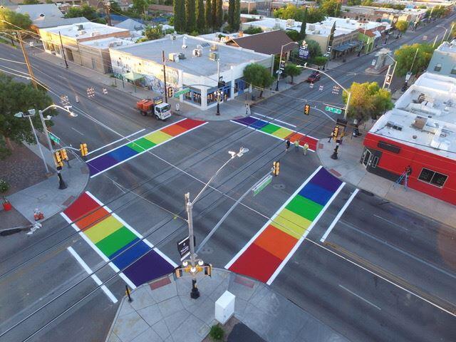 La 4th Avenida de Tucson se pinta de colores en homenaje a la igualdad.