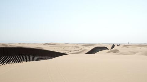 La barrera desde el lado estadounidense en un punto del desierto entre Y...