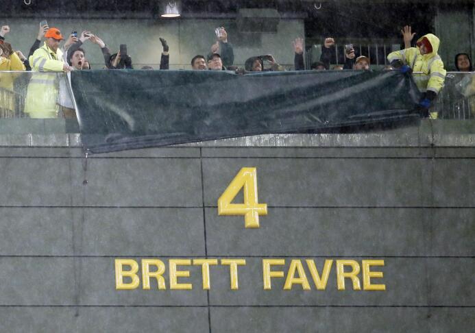 Durante el medio tiempo del partido entre Chicago Bears y Green Bay Pack...