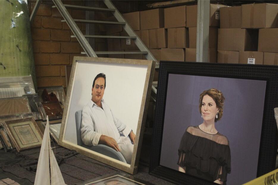 Algunos de los artículos encontrados en la bodega, como sillas de ruedas...