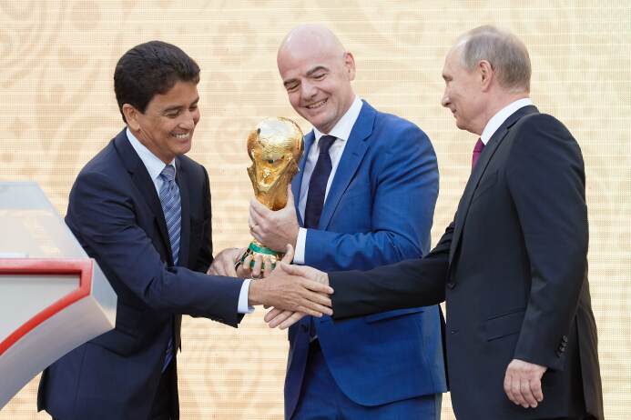 El World Cup Trophy iniciará su gira antes de Rusia 2018 GettyImages-844...