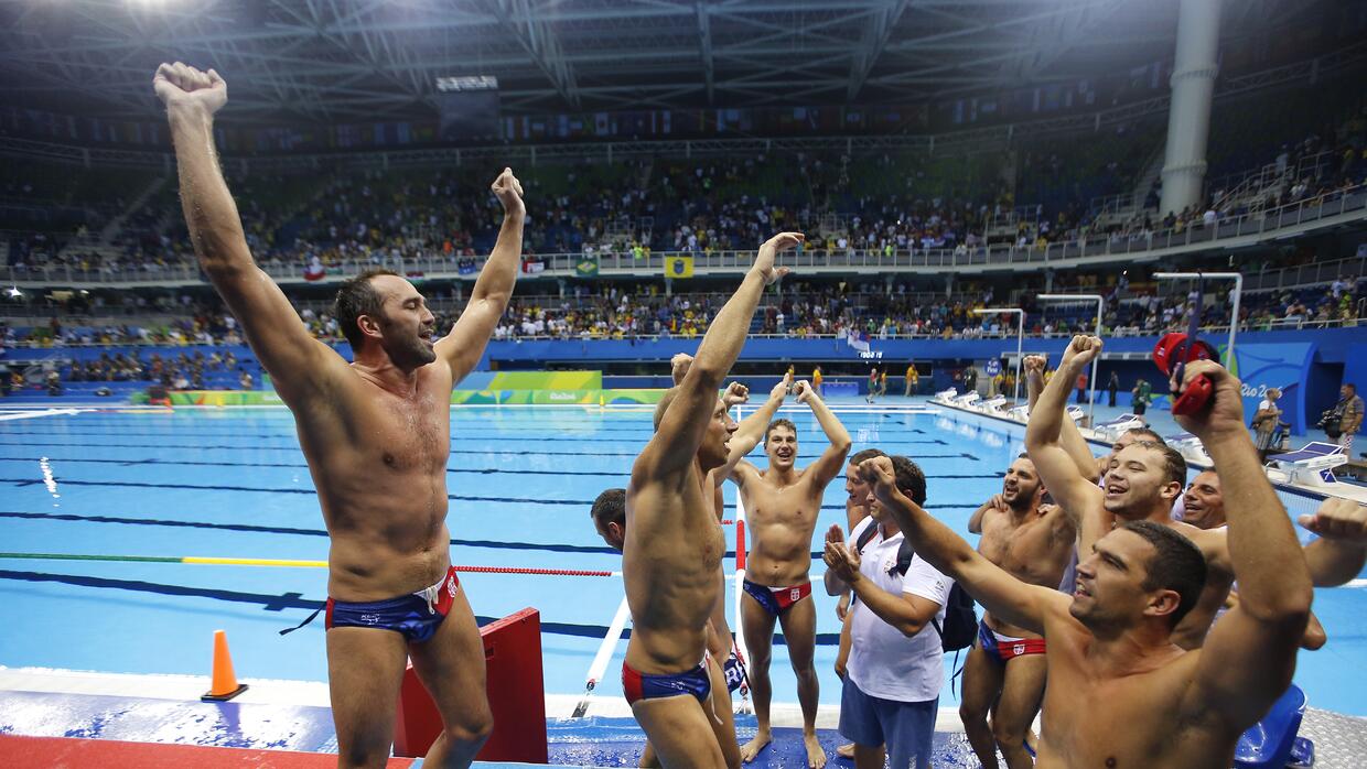 La selección serbia de waterpolo sucedió este sábado a la de Croacia com...