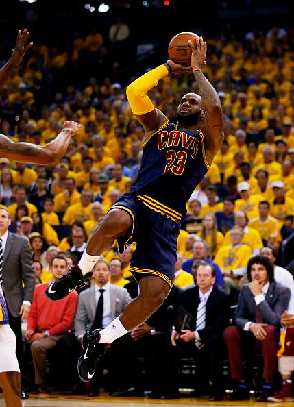 LeBron James ejecutó a los Warriors de Golden State con un triple-doble...